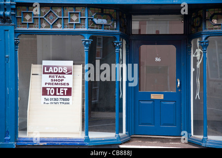 Vuoto high street shop a Crediton, Devon, Inghilterra Foto Stock