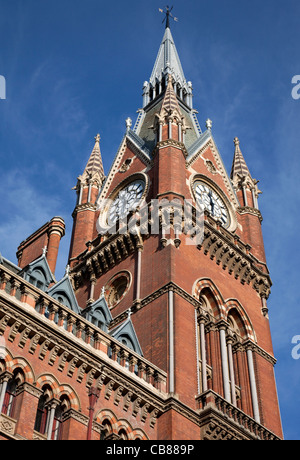 Torre dell'orologio della stazione di St Pancras, London Foto Stock