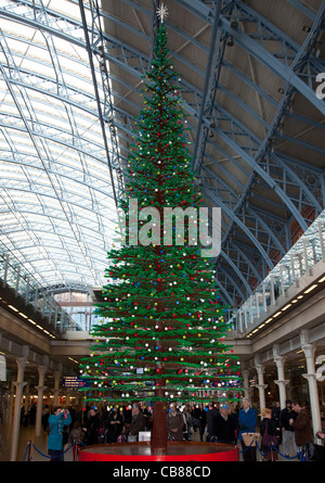 Più grande del mondo di LEGO albero di Natale alla Stazione di St Pancras, London Foto Stock