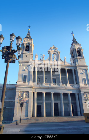 Cattedrale di Almudena chiesa di Madrid vicino a Palacio de Oriente in Spagna Foto Stock