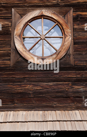 Finestra nella vecchia casa in legno Foto Stock