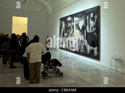 Ai visitatori di ammirare Guernica, Pablo Picasso 1937 Museo Nacional Centro de Arte Reina Sofía Reina Sofia Museum of Modern Art Madrid Foto Stock