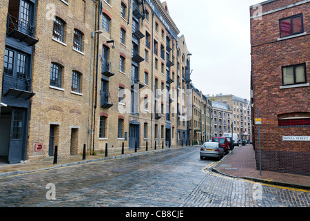 Una vista della parete di Wapping Area di Londra. Foto Stock