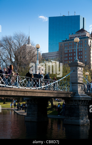 Il ponte sulla laguna e la Torre Hancock dietro nel giardino pubblico di Boston Foto Stock