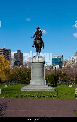 George Washington statua in Boston Public Garden in una soleggiata giornata di primavera più luminoso cielo blu Foto Stock