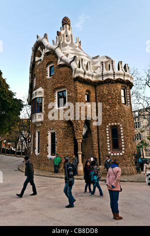 Il Pavillion al entranceof Parc Guell, l'architettura di Gaudi, Barcellona, Catalunya (Catalogna) (Cataluña), Spagna, Europa Foto Stock