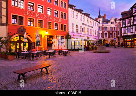 Crepuscolo in piazza del mercato o piazza, Markt, nel Patrimonio mondiale dell UNESCO di Quedlinburg, Germania Foto Stock