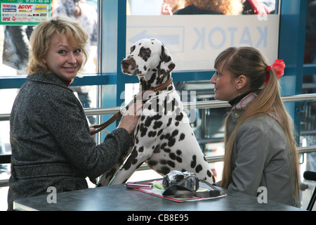 Due ragazze con un cane dalmata Foto Stock