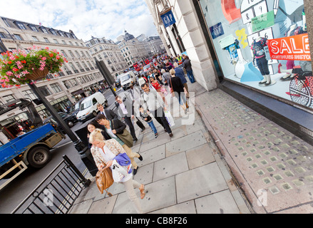 Le persone, gli acquirenti, i pedoni a camminare su Regent Street, Londra, Inghilterra. Foto Stock
