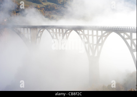 Djurdjevica Tara Bridge è un ponte di arco concreto oltre il Fiume Tara nel nord del Montenegro. Foto Stock