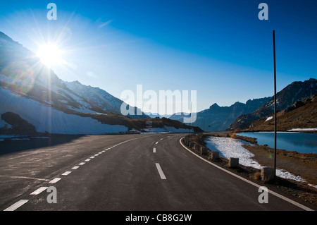 Una strada nelle Alpi Foto Stock