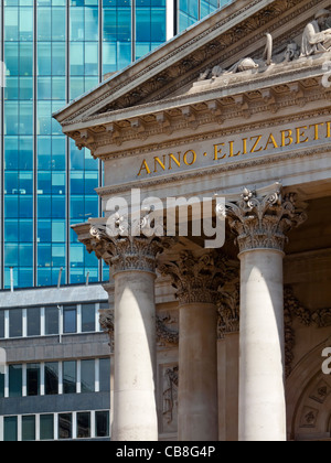 Dettaglio del Royal Exchange edificio su Cornhill nella città di Londra Inghilterra REGNO UNITO Foto Stock