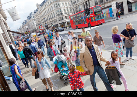 Le persone, gli acquirenti, i pedoni a camminare su Regent Street, Londra, Inghilterra. Foto Stock