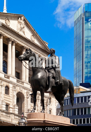 Statua equestre del Duca di Wellington davanti alla banca di Inghilterra in Threadneedle Street City of London REGNO UNITO Foto Stock