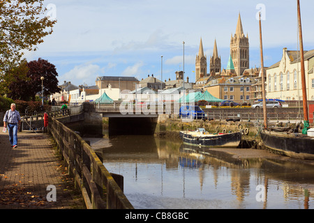 Riverside Walk con vista sul fiume Truro verso la città e tre guglie del Duomo. Truro, Cornwall, Inghilterra, Regno Unito, Gran Bretagna Foto Stock