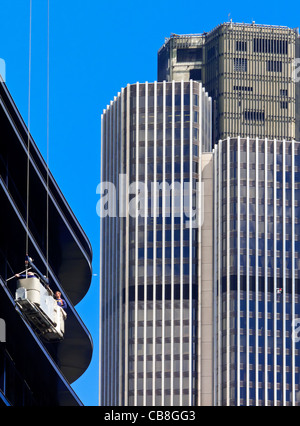 Detergenti per finestre su un alto edificio nella città di London Financial District Inghilterra REGNO UNITO Foto Stock