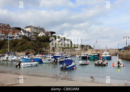 Newquay, Cornwall, Inghilterra, Regno Unito, Gran Bretagna. Vista della spiaggia di barche da pesca ormeggiate nel porto Foto Stock