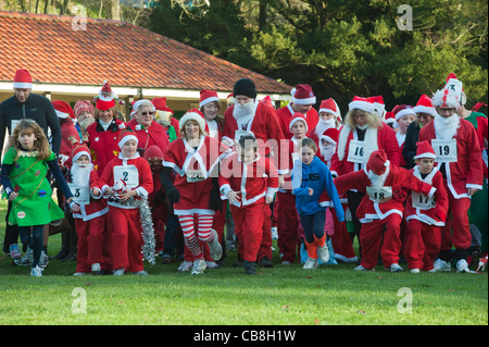 Santa Fun Run per St Michael's Ospizio. Hastings. East Sussex England Foto Stock