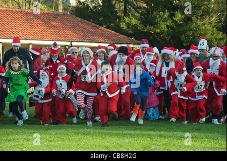 Santa Fun Run per St Michael's Ospizio. Hastings. East Sussex England Foto Stock