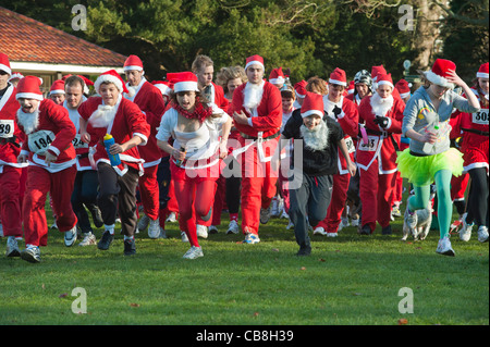 Santa Fun Run per St Michael's Ospizio. Hastings. East Sussex England Foto Stock