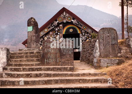 India, Nagaland, Jakhama, decorato tradizionalmente sacro guest house in ingresso al villaggio Foto Stock