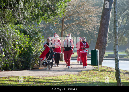 Santa Fun Run per St Michael's Ospizio. Hastings. East Sussex England Foto Stock