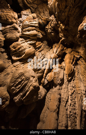 India, Meghalaya, East Khasi Hills, Cherrapunji, cascata la formazione all'interno di grotte Mawsmai Foto Stock