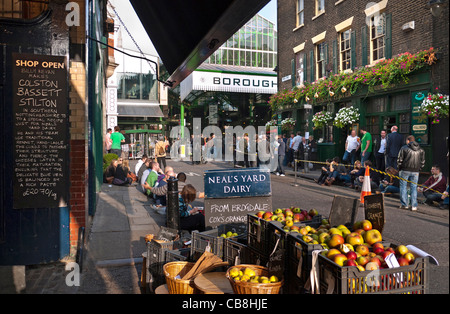 BAR ALL'APERTO BOROUGH Market, rinomato mercato internazionale di prodotti al dettaglio e Neala's Yard Dairy London Bridge Southwark London UK Foto Stock