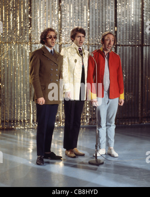 Impalcatura UK pop trio nel Dicembre 1967 da sinistra: John Gorman, Mike McGear e Roger McGough. Foto Tony Gale Foto Stock