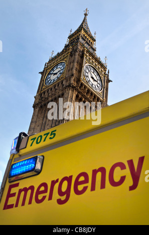 Ambulanza sul dovere di emergenza con il Big Ben e le case del Parlamento dietro London REGNO UNITO Foto Stock