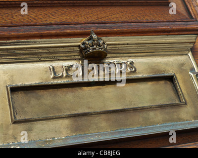 Crown crestato ottone ufficiale letter box sul palazzo del governo porta in central London REGNO UNITO Foto Stock