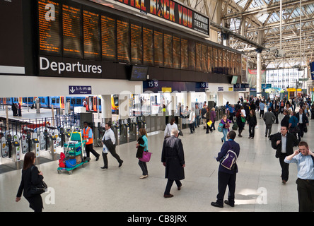 LA STAZIONE DI WATERLOO offre viste elevate delle moderne e trafficate partenze, con schermi di informazioni sulla rete per le partenze presso la stazione di Waterloo, London SE1 Foto Stock