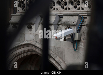 La protezione CCTV telecamera attaccata al palazzo storico a Londra Foto Stock