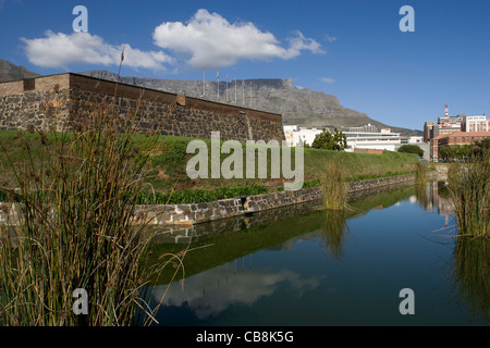 Cape Town: Castello di Buona Speranza - fossato & Table Mountain Foto Stock