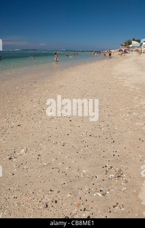 Territorio Francese d'oltremare (aka francais d'outre mer), isola di Reunion. popolare spiaggia di nuoto nella cittadina di St Pierre. Foto Stock