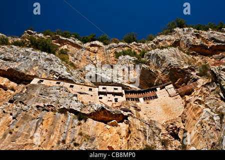 Il santo monastero di Kipina, pendente da una scogliera in Tzoumerka regione montagnosa, Ioannina, Epiro, Grecia Foto Stock