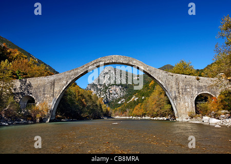 La Plaka (o 'Plakas') bridge, il più grande singolo ad arco-ponte di pietra nei Balcani, attraversando il fiume Arachtos, Ioannina, Grecia Foto Stock