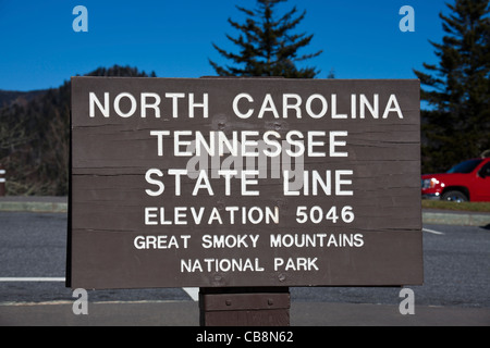 Tennessee - Carolina del nord il confine di stato. Il segno di Smoky Mountains da Appalachian Trail. Foto Stock