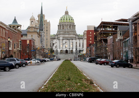 Una vista del centro cittadino di Harrisburg e della Pennsylvania State Capitol Building. Foto Stock