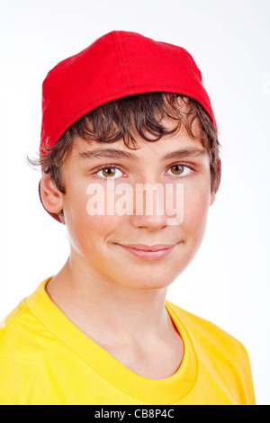 Ritratto di un adolescente in rosso cappello da baseball - isolato su bianco Foto Stock