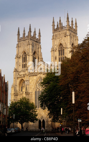 Fronte ovest di York Minster girato da Duncombe Place, York, Regno Unito. Foto Stock