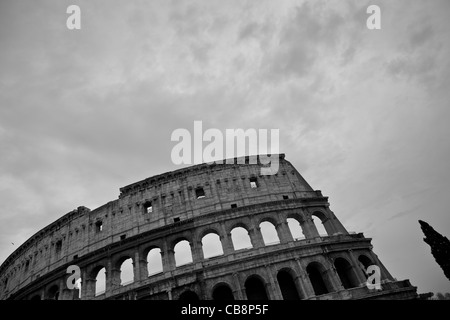 Colosseo contro il cielo - Vista dettagliata dell'antica arena romana in bianco e nero Foto Stock