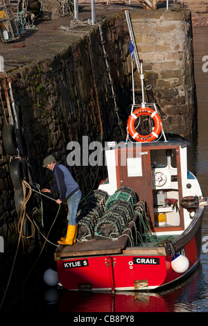 Fisherman preparando per impostare su Off per impostare trap di aragosta, Crail, East Neuk di Fife, Scozia Foto Stock