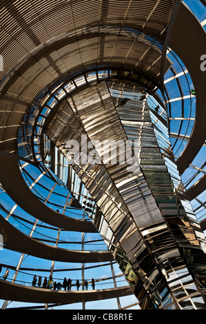 Vista della cupola di vetro al di sopra di aula di discussione presso il Palazzo del Reichstag a Berlino Germania; l'architetto Norman Foster Foto Stock