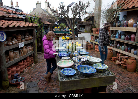 I clienti che cercano in ceramica su display a Crail ceramiche, Crail, East Neuk di Fife, Scozia Foto Stock