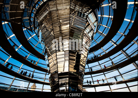 Vista della cupola di vetro al di sopra di aula di discussione presso il Palazzo del Reichstag a Berlino Germania; l'architetto Norman Foster Foto Stock