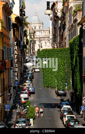 Via Panisperna con una vista alla chiesa di Santa Maria Maggiore, Roma, Italia Foto Stock