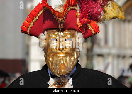 Il partecipante non identificato usura tradizionale maschera e costume durante il famoso Carnevale Veneziano Foto Stock