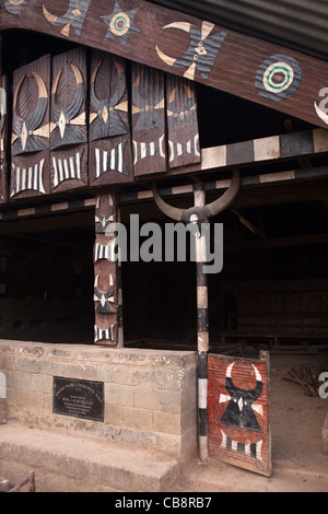 India, Nagaland, Jakhama Village, scolpiti in legno sala comunitaria Parte anteriore decorata con tradizionali mithum motif Foto Stock