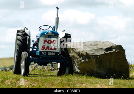 Fordson Super Major trattore in vendita lungo la banchina a Bridgend, County Donegal, Irlanda. Foto Stock